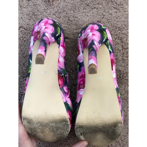 Guess Heels - Picture 3 of 3